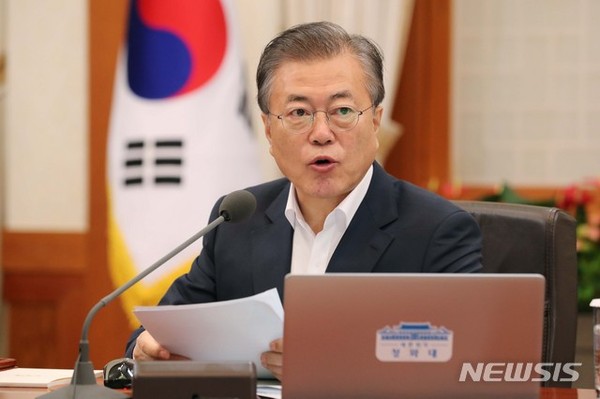 [ 문재인 대통령이 13일 청와대 본관에서 열린 국무회의에 참석하여 모두발언을 하고 있다. / 사진 = 뉴시스 ]