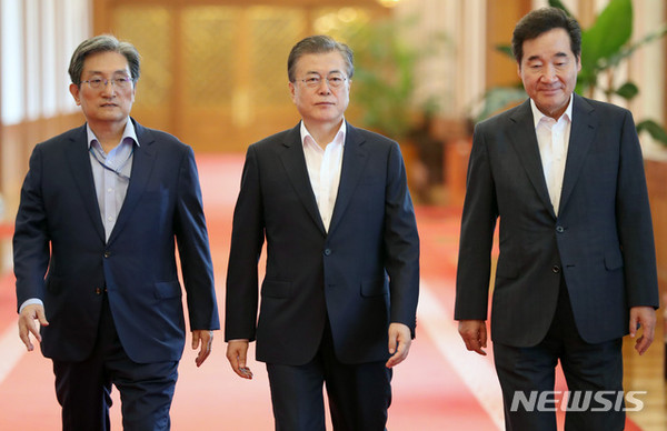 [ 문재인 대통령이 13일 청와대 본관에서 열린 국무회의에 이낙연(오른쪽) 국무총리, 노영민 비서실장과 함께 참석하고 있다 / 사진 = 뉴시스 ]