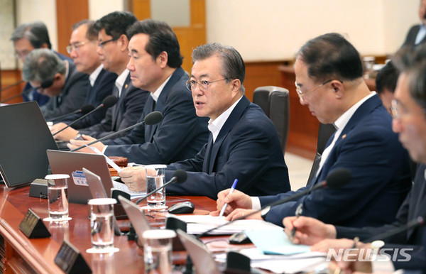 [ 문재인 대통령이 13일 청와대 본관에서 국무회의를 주재하고 있다. / 사진=뉴시스 ]