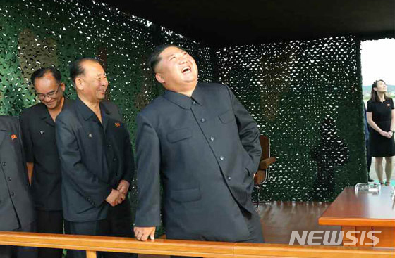 [ 북한 김정은 국무위원장이 24일 "새로 연구개발한 초대형방사포시험사격을 지도했다"고 25일 로동신문이 보도했다./ 사진 = 뉴시스 ]