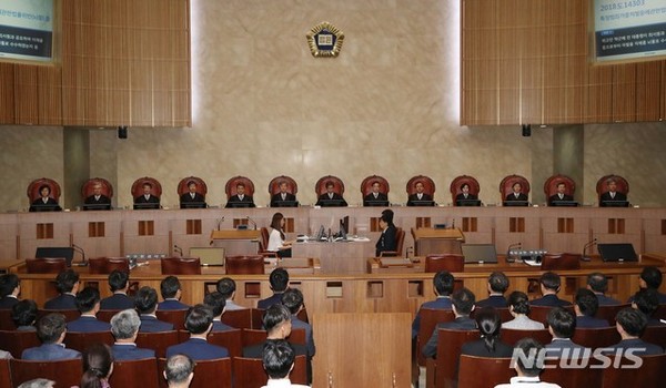 [ 29일 오후 서울 서초구 대법원에서 열린 박근혜 전 대통령, '비선 실세' 최순실, 이재용 삼성전자 부회장이 연루된 '국정농단' 사건 상고심에서 김명수 대법원장이 선고를 시작하고 있다.  /  사진 = 뉴시스 ]