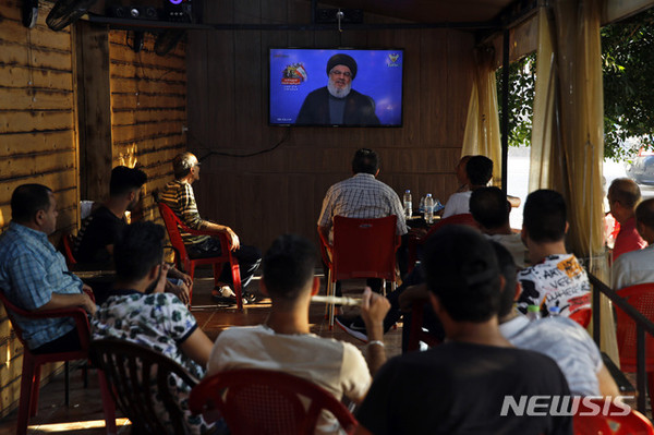 [ 베이루트 시민들이 25일 베이루트의 한 커피숍에서 하산 나스랄라 헤즈볼라 지도자의 연설을 TV를 통해 지켜보고 있다.  / 사진 = 뉴시스 ]