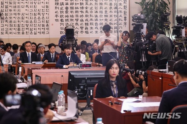 [  6일 서울 여의도 국회에서 열린 법무부 장관 청문회에서 조국 후보자가 질의에 대한 답을 하고있다.  / 사진 = 뉴시스 ]