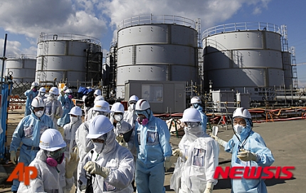 [ 동일본 대진진이 발생한지 오는 11일로 꼭 5년이 된다. 사진은 지난 2월 10일 보호복을 입은 기자들이 후쿠시마현 오쿠마에 있는 도쿄전력 원전의 방사성 물질 오염수 저장시설을 살펴보는 모습. / 사진 =뉴시스 ]