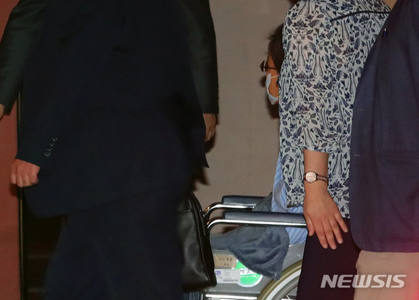 [ 어깨 통증을 호소한 박근혜 전 대통령이 16일 오전 입원을 위해 서울 서초구 서울성모병원에 도착, 휠체어로 이동하고 있다. / 사진 = 뉴시스 ]