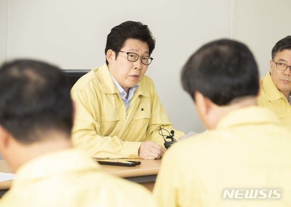 [ 조명래 환경부 장관이 17일 아프리카돼지열병 상황점검회의에 참석해 남은 음식물의 돼지 먹이 금지 등 환경부의 ASF 확산방지책을 점검하고 향후 대책을 논의하고 있다.  / 사진 = 뉴시스 ]