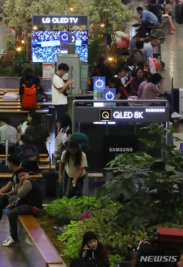 [ 8K TV에 대한 삼성전자와 LG전자의 기술력 공방이 시작된 17일 오후 인천국제공항 제1터미널 입국장에 삼성 QLED 8K TV와 LG OLED TV가 설치돼 있다.  / 사진 = 뉴시스 ]