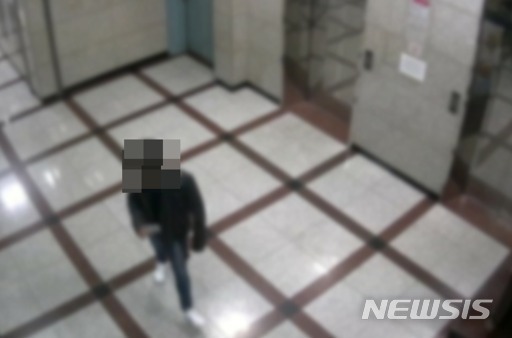 [ 지난 22일 경기도 일산동구의 한 상가 건물 CCTV에 무차별 폭행을 저지른 용의자가 찍힌 모습 / 사진 = 뉴시스 ]