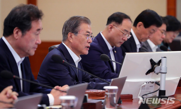 [ 문재인 대통령이 8일 청와대 세종실에서 열린 국무회의에서 발언하고 있다.  / 사진 = 뉴시스 ]