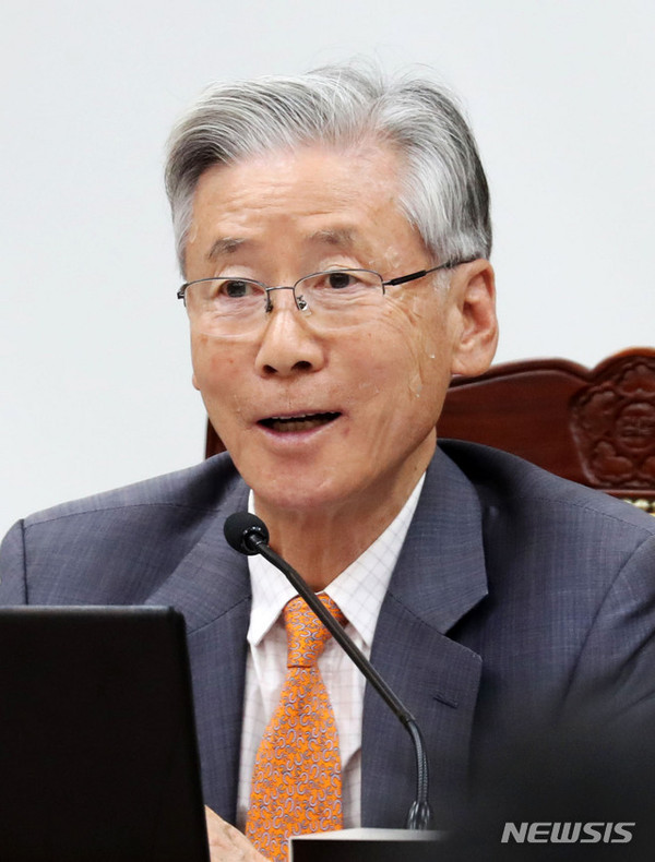 [ 여상규 국회 법제사법위원장이 17일 오전 서울 서초구 대검찰청에서 열린 국회 법제사법위원회의 대검찰청에 대한 국정감사에서 윤석열 검찰총장에게 질의하고 있다 / 사진 = 뉴시스 ]