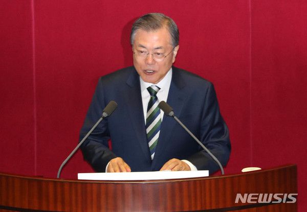 [ 문재인 대통령이 22일 서울 여의도 국회에서 2020년도 예산안 시정연설을 하고 있다 / 사진 = 뉴시스 ]