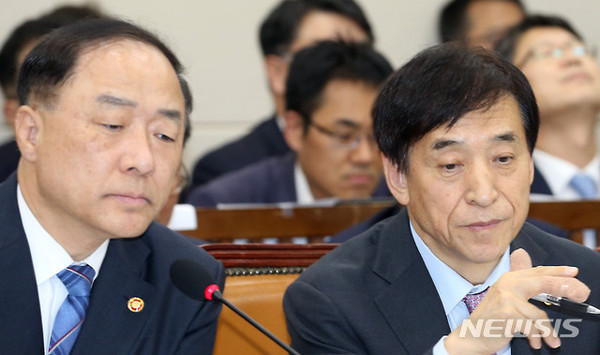 [ 홍남기(왼쪽) 경제부총리 겸 기획재정부 장관과 이주열 한국은행 총재가  24일 오후 서울 여의도 국회에서 열린 기획재정위 종합감사에서 자료화면을 보고 있다. / 사진 = 뉴시스 ]