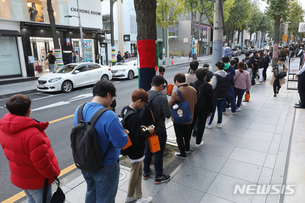 [ 애플 아이폰11이 출시된 25일 오전 서울 강남구 애플 가로수길 매장 앞에는 고객들이 줄지어 서 있다 / 사진 = 뉴시스 ]