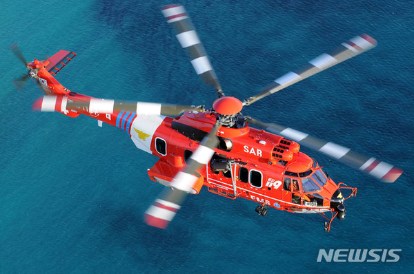 [ 지난달 31일 밤 11시 20분께 경북 독도 인근 해상에서 119 소방헬기가 바다에 추락한 사고가 발생했다. 헬기에는 환자·보호자·기장 등 구급대 5명 포함 총 7명이 탑승하고 있었다. 사고 헬기는 소방당국이 2016년 3월 도입한 다목적 소방헬기인 EC-225 기종이다 / 사진 = 뉴시스 ]
