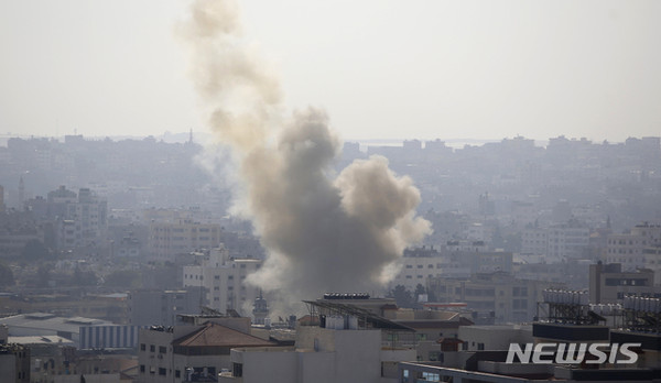 [ 이스라엘군의 공습으로 12일 가자시티에서 연기가 치솟고 있다 / 사진 = 뉴시스]