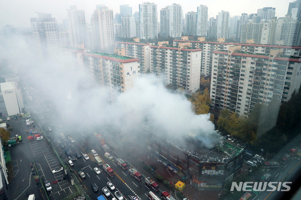 [ 15일 오후 서울 서초구 진흥상가에서 화재가 발생해 소방당국이 진화작업을 하고 있다 / 사진 = 뉴시스 ]