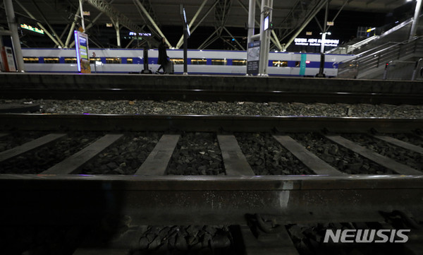 철도노조가 오는 20일부터 총파업에 돌입하는 가운데 19일 저녁 서울역 승강장에서 한 시민이 열차를 기다리고 있다. [사진=뉴시스]