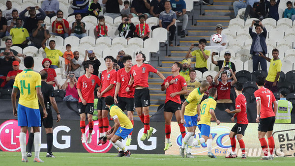 19일(현지시각) 아랍에미리트 모하메드 빈 자예드 스타디움에서 열린 축구 국가대표 평가전 대한민국과 브라질의 경기, 브라질 필리페 쿠티뉴의 골이 한국 수비수들의 머리위로 지나가고 있다. [사진=뉴시스]