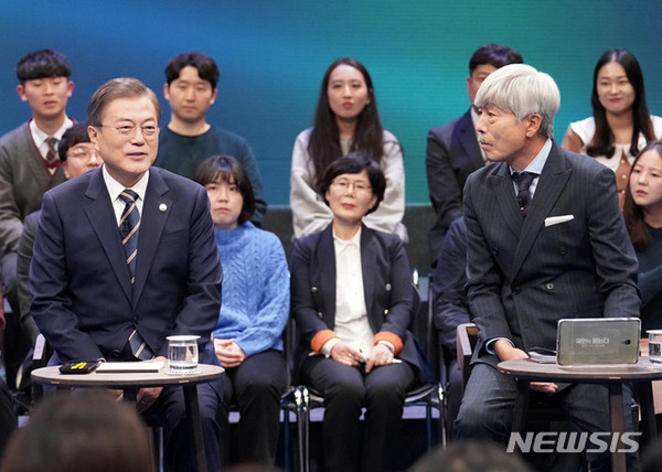 문재인 대통령이 19일 오후 서울 MBC 미디어센터에서 열린 '국민이 묻는다, 2019 국민과의 대화'에 참석해 사회자 배철수와 대화하고 있다.[사진=뉴시스]