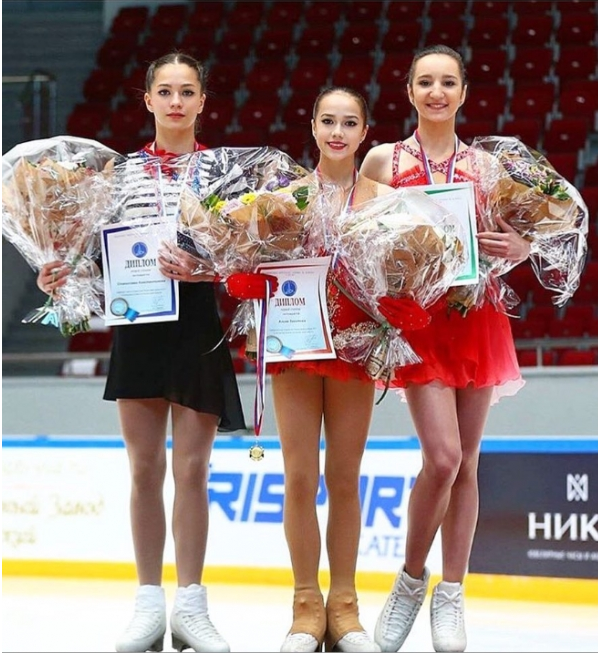 [ 지난해 12월 러시아 선수권 대회 시상식 후 '트로이카' 모습' 왼쪽부터 트루소바, 셰르바코바, 코스토르나야  / 사진 = 뉴시스 ]