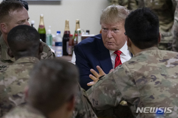 도널드 트럼프 미국 대통령이 28일(현지시간) 추수감사절을 맞아 아프가니스탄 수도 카불 인근 바그람 공군기지 주둔 미군 부대를 깜짝 방문해 장병들과 식사하며 얘기하고 있다. [사진=뉴시스]