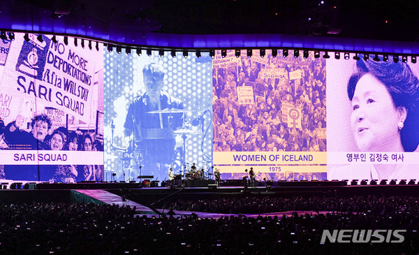 김정숙 여사가 지난 8일 오후 서울 구로구 고척스카이돔에서 열린 록밴드 U2의 ‘죠슈아 트리 투어 2019' 서울 공연을 관람하고 있다. [사진=뉴시스]