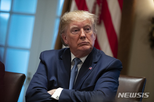 도널드 트럼프 미국 대통령이 9일(현지시간) 백악관에 열린 내각회의에서 팔짱을 끼고 다른 사람의 발언을 듣고 있다. [사진=뉴시스]