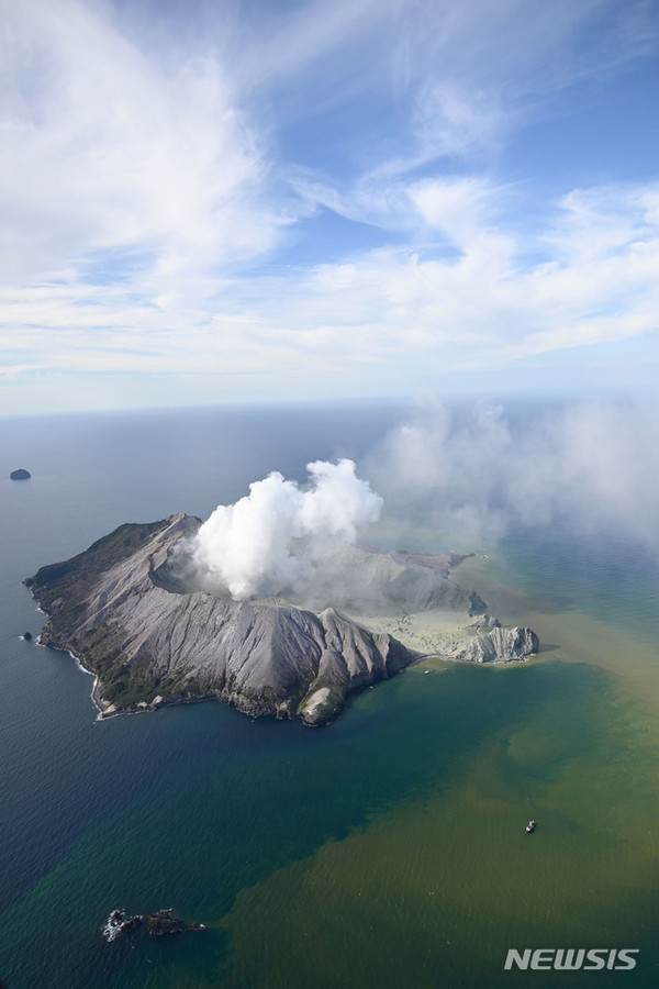 뉴질랜드 화이트섬의 화산이 9일 분출한 후 흰색 연기를 내뿜고 있다. [사진=뉴시스]