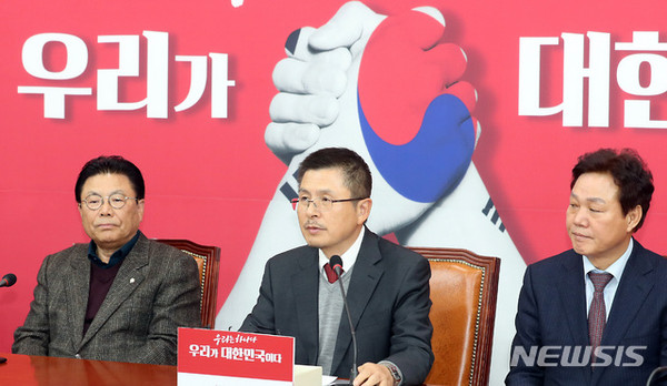 황교안 자유한국당 대표가 9일 오후 서울 여의도 국회에서 열린 총선기획단 회의에서 모두발언을 하고 있다 [사진=뉴시스]