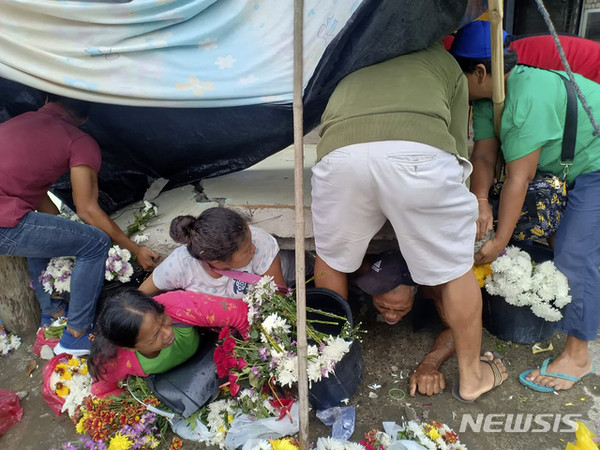 [ 15일 필리핀 민다나오섬 다바오주에서 지진이 발생했다. 지진으로 벽이 무너져 꽃을 팔던 노점상을 덮쳤다 / 사진 = 뉴시스 ]