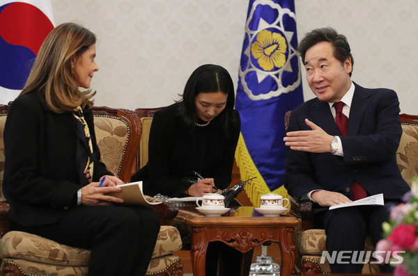 이낙연 국무총리가 16일 서울 종로구 정부서울청사에서 마르타 루시아 라미레스 콜롬비아 부통령과 면담을 하고 있다. [사진=뉴시스]