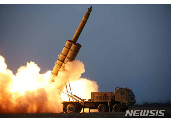 북한이 28일 시험사격한 초대형방사포 발사장면.  [사진=뉴시스]