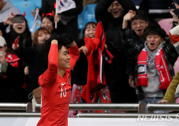 18일 오후 부산 아시아드 주경기장에서 열린 2019 동아시안컵(EAFF E-1) 챔피언십 남자부 대한민국과 일본의 경기에서 선제골을 넣은 한국 황인범이 환호하고 있다. [사진=뉴시스]