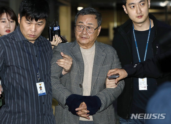 성폭력 혐의를 받고 있는 김준기 전 동부그룹 회장이 지난 10월25일 서울 서초구 서울중앙지방법원에서 열린 영장실질심사를 받은 후 대기 장소로 이동하고 있다. [사진=뉴시스]