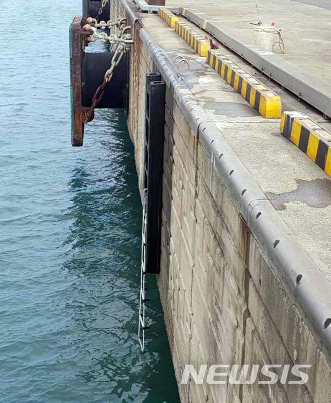 산항만공사(BPA)는 부산항 이용자와 근로자의 해상추락 사고에 대비해 6개 부두에 특수고무 안전사다리를 추가 설치했다고 지난 18일 밝혔다.  [사진=뉴시스]