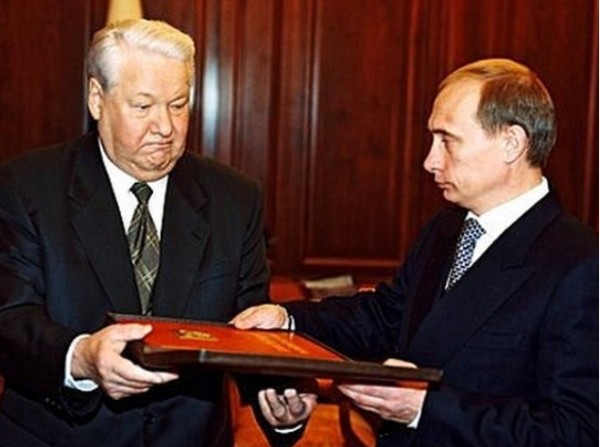 [ 푸틴 총리에게 대통령의 상징 '헌법'을 건네는 옐친 대통령/ 사진 = 크렘린 ]