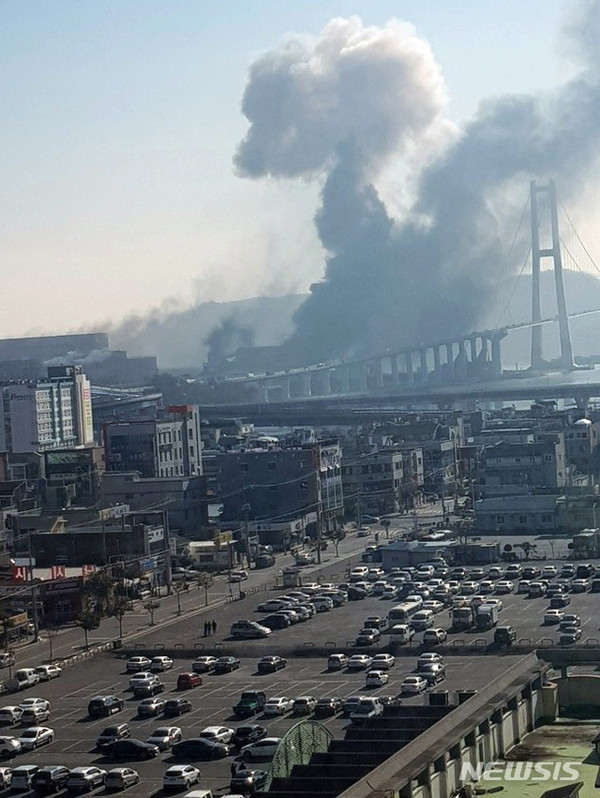 [ 24일 오후 1시 14분께 전남 광양제철소 내 한 공장에서 폭발 사고가 발생해 연기가 치솟고 있다 / 사진 = 뉴시스 ]