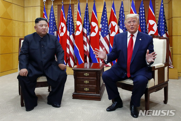 도널드 트럼프 미국 대통령과 김정은 북한 국무위원장이 30일 판문점 자유의 집에서 북-미 정상회담을 하고 있다.  [사진=뉴시스]