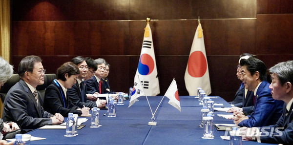문재인 대통령과 아베 신조 일본 총리가 지난 24일 중국 청두 샹그릴라 호텔에서 정상회담을 하고 있다. [사진=뉴시스]