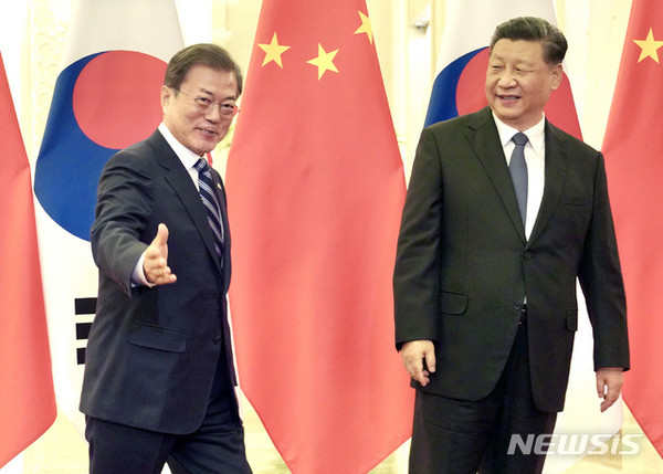 문재인 대통령과 시진핑 중국 국가주석이 지난 23일 중국 베이징 인민대회당에서 정상회담 전 악수를 한 후 회담장으로 향하고 있다.  [사진=뉴시스]