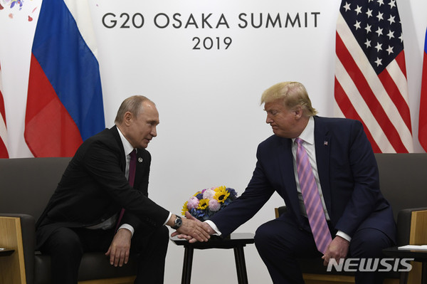 [ 도널드 트럼프 미 대통령(오른쪽)이 28일 주요 20개국(G20) 정상회담이 열리고 있는 일본 오사카(大阪)에서 블라디미르 푸틴 러시아 대통령과 만나 인사를 나누고 있다 / 사진 = 뉴시스 ]