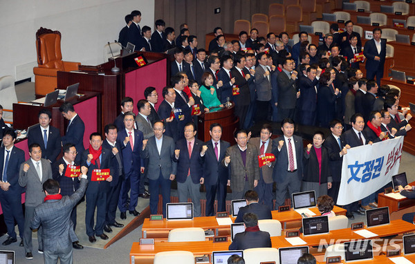 자유한국당 의원들이 30일 오후 서울 여의도 국회 본회의장 의장석을 포위하고 공수처법 반대 구호를 외치고 있다. [사진=뉴시스]