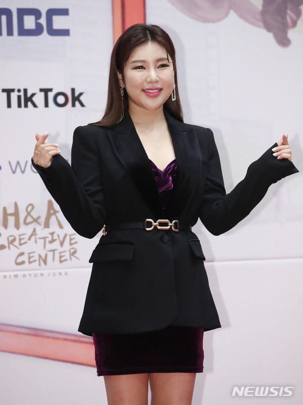 2019 MBC 연기대상 시상식이 열린 지난 30일 오후 서울 상암동 MBC미디어센터에서 시상자인 가수 송가인이 레드카펫으로 들어서며 인사하고 있다. [사진=뉴시스]