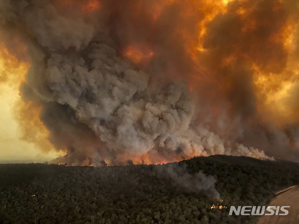 [ 호주 남부 베언즈데일의 산에서 불길이 솟구치고 있다. CNN은 2일(현지시간) 큰 불이 강풍을 타고 16㎞까지 솟구쳐 오르며 이동하는 '화염 토네이도'로 호주 산불 사태가 더욱 위협적으로 변했다고 보도했다 / 사진 = 뉴시스 ]