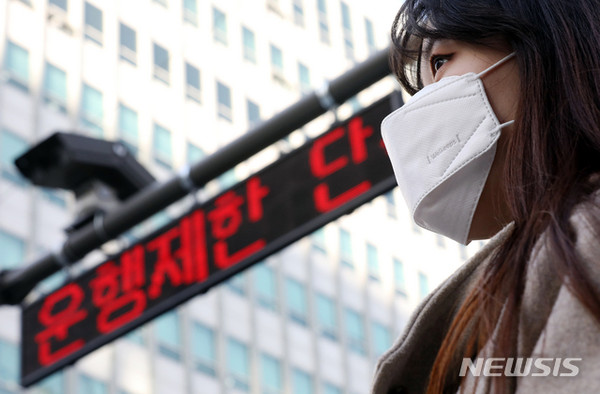 [ 서울 중구 서소문동 일대에서 마스크를 착용한 시민 뒤로 노후차량 운행 단속 CCTV가 보이고 있다 / 사진 = 뉴시스 ]