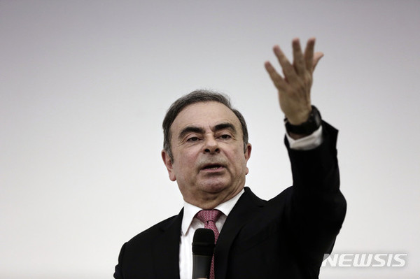 일본에서 형사 재판을 받다가 보석 기간 중 레바논으로 도주한 카를로스 곤 전 닛산자동차 회장이 8일(현지시간) 베이루트에서 기자회견을 하고 있다. 곤 전 회장은 "일본에서의 검찰 수사는 인권과 존엄을 빼앗긴 지옥과도 같은 체험이었다"라고 일본 사법제도를 강하게 비판하면서 "자신은 인신공격의 희생자"라고 주장했다. [사진=뉴시스]