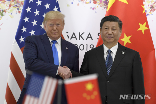 도널드 트럼프 미 대통령(왼쪽)과 시진핑(習近平) 중국 국가주석이 29일 주요 20개국(G20) 정상회담이 열리고 있는 일본 오사카(大阪)에서 정상회담을 위해 만나 악수를 나누고 있다. [사진=뉴시스]