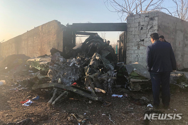 이란 테헤란 외곽의 농경지에서 8일 테헤란 공항 이륙 직후 추락한 우크라이나 여객기의 부서진 잔해가 보이고 있다. 약 180명의 탑승객은 전원이 사망했다. [사진=뉴시스]