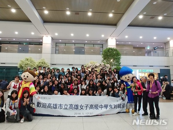 한국관광공사는 화둥(華東)지역 등 중국 각지에서 출발한 수학여행 단체 방한객이 이달 10일부터 다음달 초까지 7차례에 걸쳐 한국을 방문한다고 13일 밝혔다. 사진은 2018년 대만 까우슝여고 학생들의 수학여행 단체 방한. [사진=뉴시스]