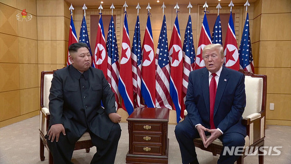 캡쳐된 화면은 지난해 6월 30일 판문점 남측 자유의 집에서 회담하는 김정은 국방위원장과 도널드 트럼프 미국 대통령의 모습. [사진=뉴시스]